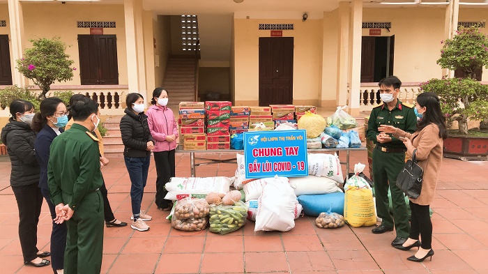 Phụ nữ Lạng Giang quyên góp trên 1 tấn lương thực, thực phẩm hỗ trợ phục vụ tại khu cách ly