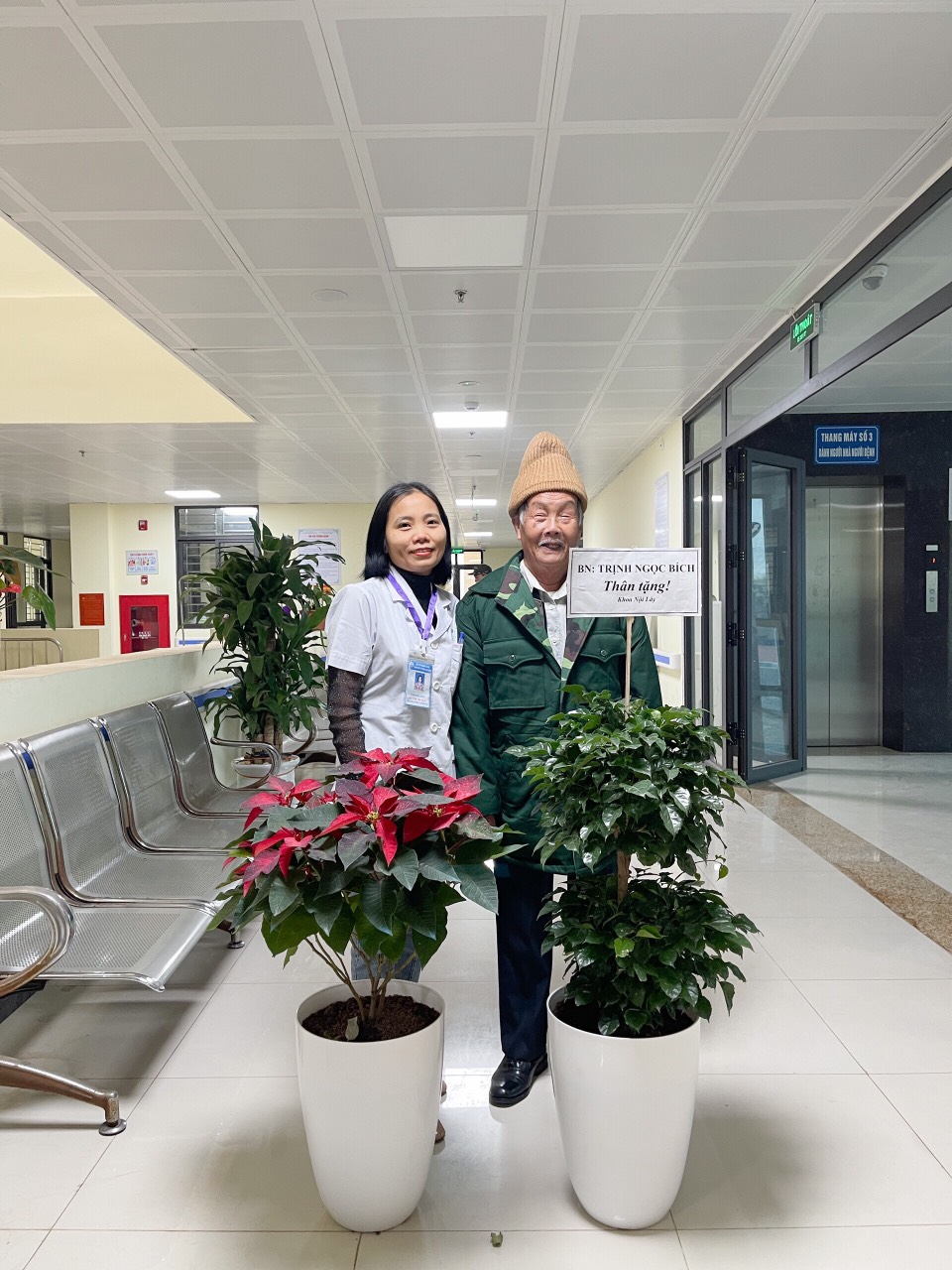 BN Trịnh Ngọc Bích thân tặng tập thể khoa Nội-Lây